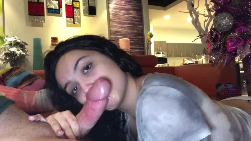 القحبة الشرموطة تمص  الزب باحتراف  حتى يقذف الحليب في فمها