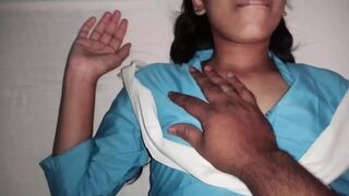 يلعب بثديها وينك كسها الضيق فتصرخ من الالم