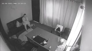 كاميرا المراقبه بتصور البنت وهي عريانه في الشقه وجوزها جنبها