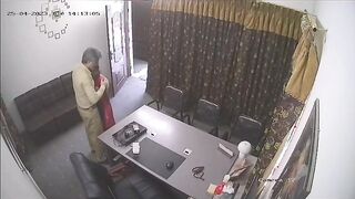 الشرطي الهندي ينيك بقوة القاصرات