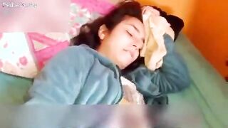 يقذف في خرم طيزها الضيق