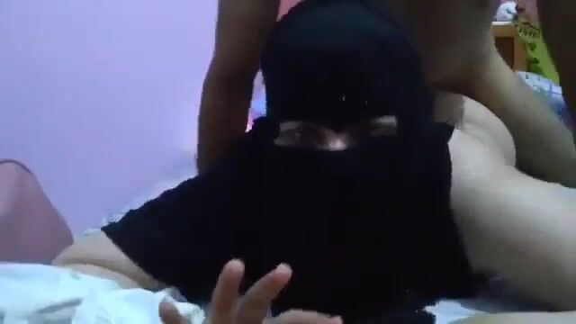 سعودية منقبة   تقوله  بيحرقني كسي