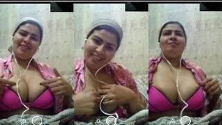 بنت جامعية بتهيج وبتقول فشخ كسي يا ولد وخليني أصرخ في السكن