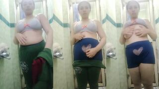 مراهقة مصرية بتبعت نودز وهي لابسة فقط الكيلوت وبتشدّه على جنب