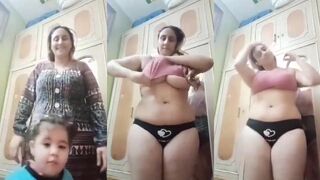 البت الصغيرة بتصور نودز ملط وبتفرك بزازها وبتقول عايزة أتناك أول مرة