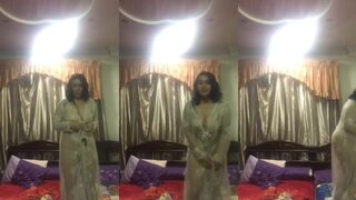 بنت سمينة بترقص وبتقول هز طيزي الكبيرة وجيب لبنك عليها