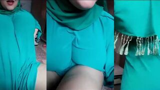 هز الصدر الكبيرو المزة تدلع كسها بصبعها تحت العباية