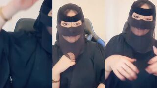 تهز بزها تحت العبايه السكسي
