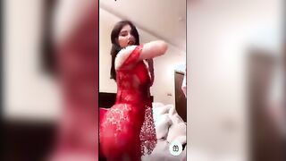 المذيعة المشهورة تحشش و ترقص باسلوب مولع