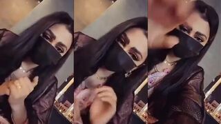 لابسه كمامة وهي تقول دورس جنسية للشباب المولع