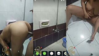 يدخل زبه في كسها في الحمام و تكمل بصبعها
