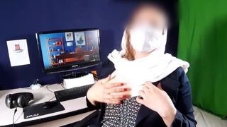 مسكت السكرتيرة المحجبة بتتفرج على بورن فبقى كل حاجة ليا
