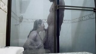 مدرب الجيم بيعمل سكس مع المتدربة في حمام النادي