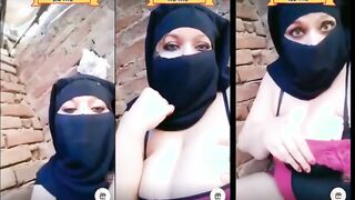 فلاحه مصريه طالعه لايف وبتصور طيزها وبزازها للكميرا