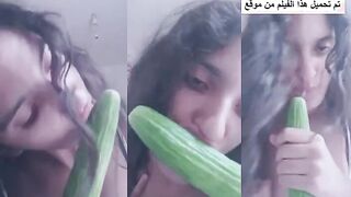 بنوتة خبرة في المص تفرجي عيشيقها كيف راح تمص زبره