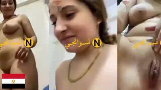 بنت جميلة قالعة عريانة تلعب في جسمها و تخلي حبيبها يتفرج - سكس مصري