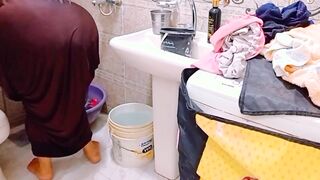 ماما السمينة تغسل هدومي ويبان بزها الكبير قدامي