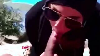 مصرية ترضع زوبر امريكي على الشاطئ
