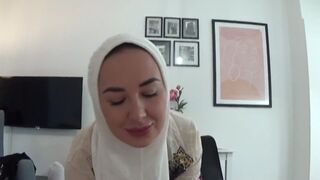 ميلف مصرية بتخون جوزها مع زميل الشغل وبتعمل سكس خفيف