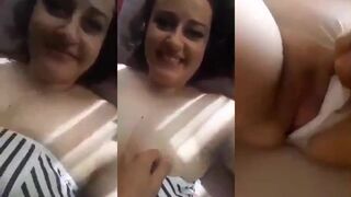 نايمه وسايبه عشيقها يلعب في بزازها