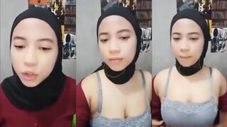 بنته 18 عام محجبة تدخل ساحة استعراض الجسد