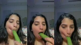 مص الخيار قبل ادخلها في مهبلها