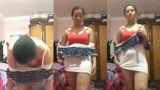 أختي ألغير شقيقة تحب اثارتي بملابس داخليه مثيره