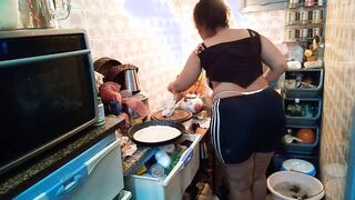 سكس روتين يومى: البنت بتستحمى في الحمام وبتوري بزازها