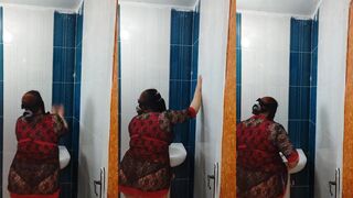 بتنظف الأرض وهي بترقص وطيزها بتلف