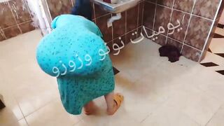 بتغسل المطبخ وفخادها باينة وناعمة