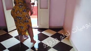 الست بتنضف الشقة كلها وهي لابسة لبس سكسي
