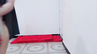 بتنضف الغرفة وهي لابسة لانجري مثير