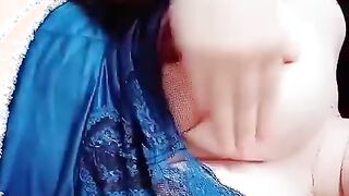 الخادمة بتفرش السرير وهي بتثني طيزها
