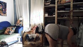 مراتي بتفرش الكنبة وكسها ظاهر
