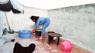 مراتي بتكوي وبزازها بترتعش مع الحركة