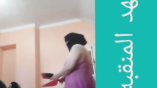 بتنضف الرفوف والبزاز بتطلع من الكاميزة