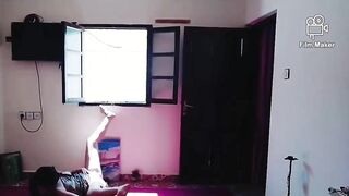 بتنضف السرير بملابس خفيفة وطيزها بتطلع لفوق