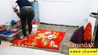 بتغسل الأرض وهي حافية بالشورت القصير وكل حاجة بتترج